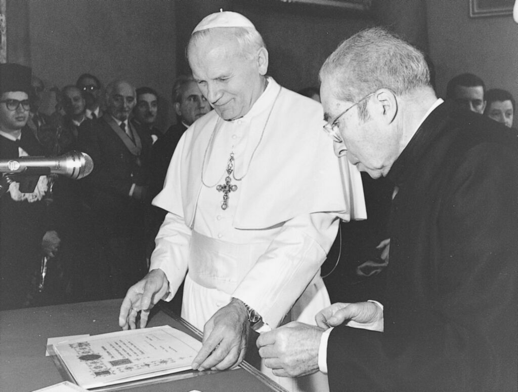 1984 - don Piero con S.S. Giovanni Paolo II - per visualizzare l'immagine nelle sue dimensioni reali accedere alla sezione Le Attivit, Anno 2003, 28 settembre 2003