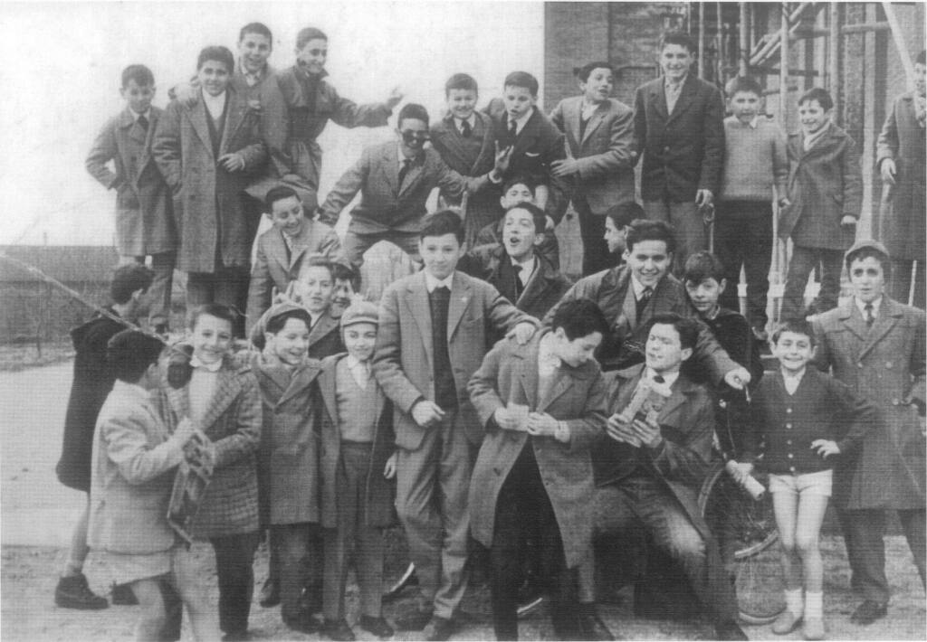 1959 - foto di gruppo presso la Chiesa del SS. Salvatore (conosciuta come San Mauro) in via Riviera a Pavia